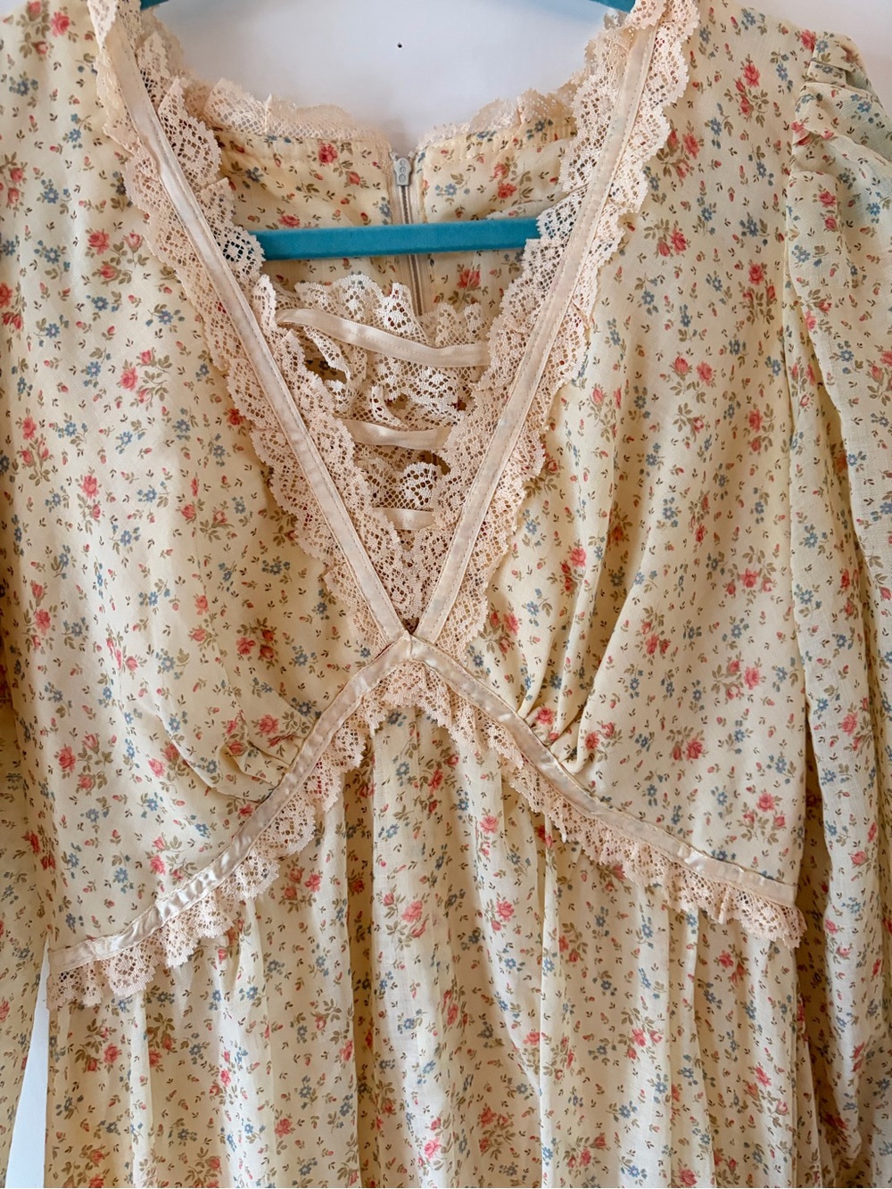 Vintage 1970’s Yellow Floral Maxi Dress with Lace Trim - Picture 4 of 8